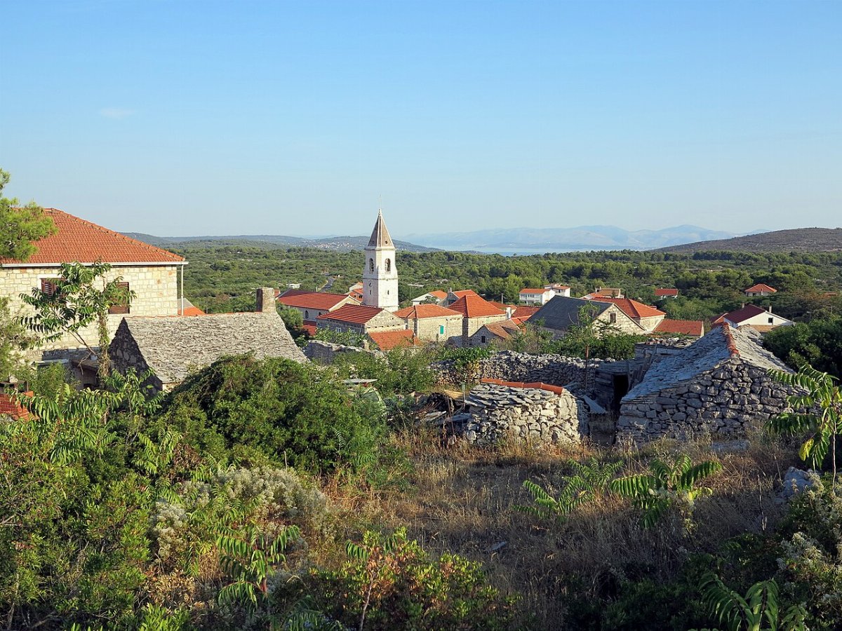 Rural ensemble of gornje selo solta