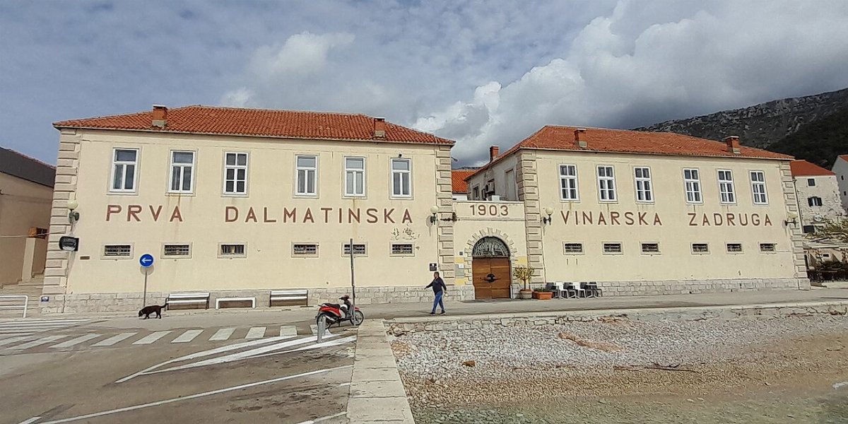 School and wine cooperative building bol